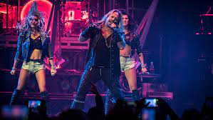 Se cae vocalista de Mötley Crüe del escenario; sufre fractura de costillas