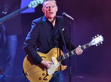 Contrae Bryan Adams COVID-19 por segunda vez en un mes