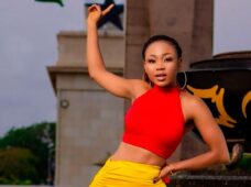 Cumplirá actriz condena por posar desnuda junto a su hijo menor