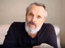«Nos quieren matar a todos con esas vacunas»: Miguel Bosé