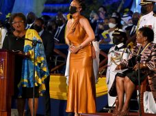 Presumen que Rihanna podría estar embarazada