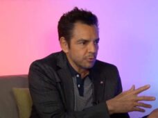 Eugenio Derbez trabajó de limpiaparabrisas y mesero para mantener a Aislinn
