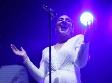 ‘Hechiza’ Mónica Naranjo a los regios