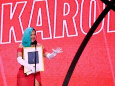 Karol G recibe el premio “Rule Breaker” en la gala de mujeres de Billboard