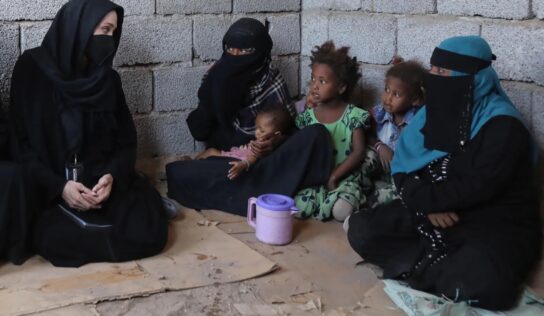 Angelina Jolie visita Yemen en apoyo a la paz y a millones de desplazados